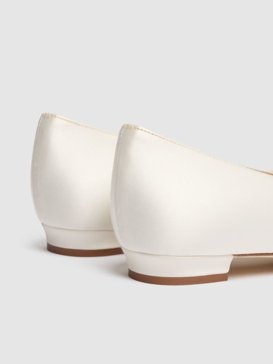 Manolo Blahnik: 10mm Hangisi silk blend satin flats - Ivory - women_4 | Luisa Via Roma