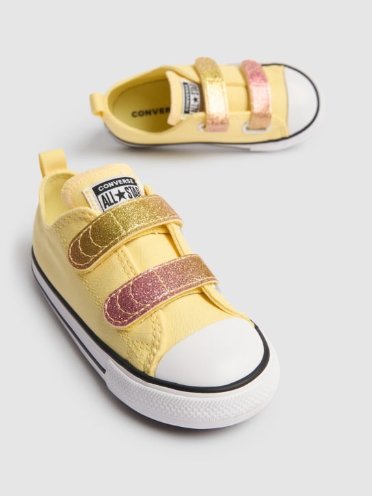 Converse: Sneakers Chuck Taylor de lona con correas - Amarillo Claro - kids-girls_1 | Luisa Via Roma