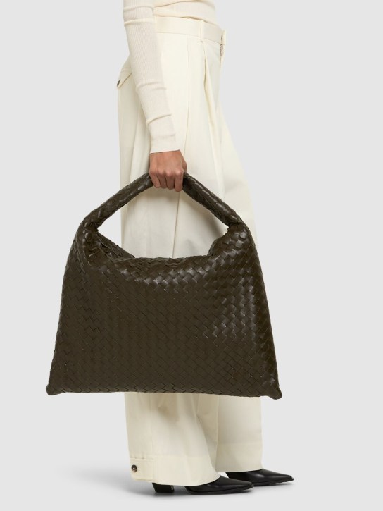 Bottega Veneta: Grand sac porté épaule en cuir Hop - Kaki - women_1 | Luisa Via Roma
