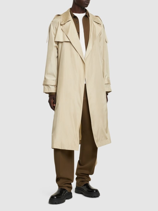 Burberry: Trench-coat oversize en soie - Beige - men_1 | Luisa Via Roma