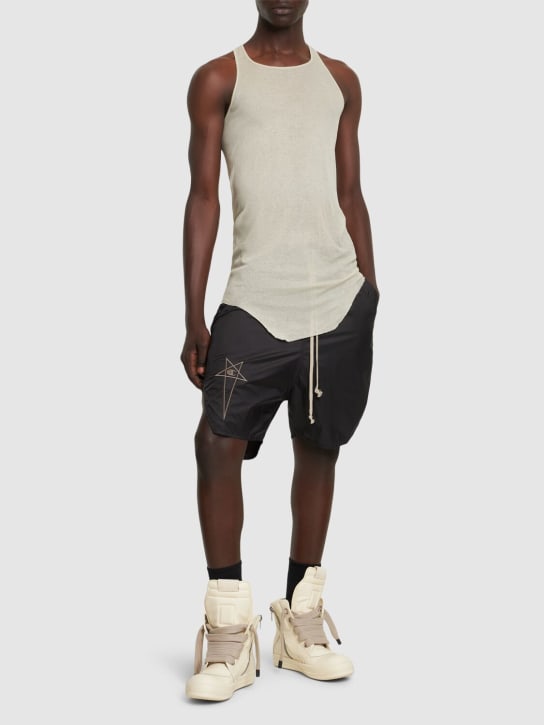 Rick Owens: Shorts in nylon con logo - Nero - men_1 | Luisa Via Roma
