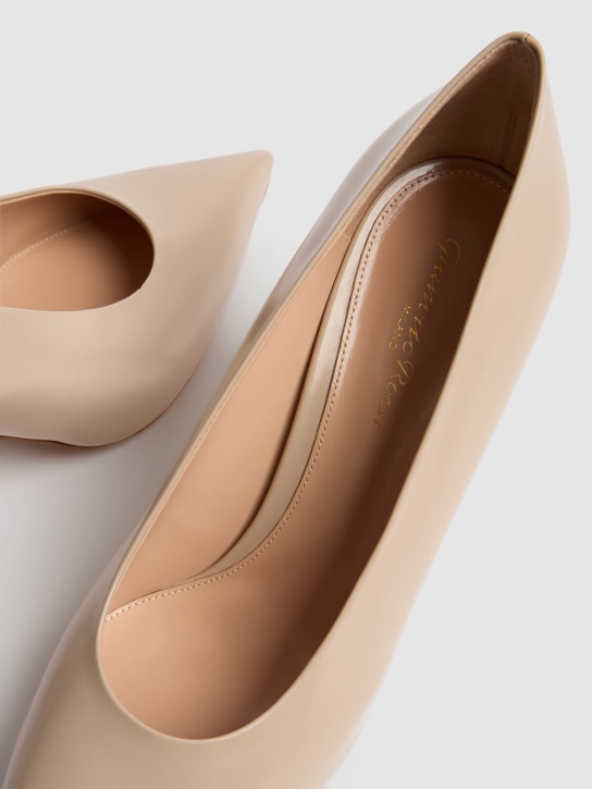 Gianvito Rossi: 85mm Tokio leather pumps - Beige - women_3 | Luisa Via Roma