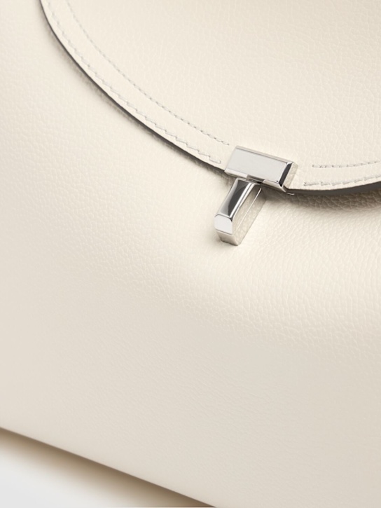 Toteme: Borsa T-Lock in pelle martellata - Milk Grain - women_4 | Luisa Via Roma