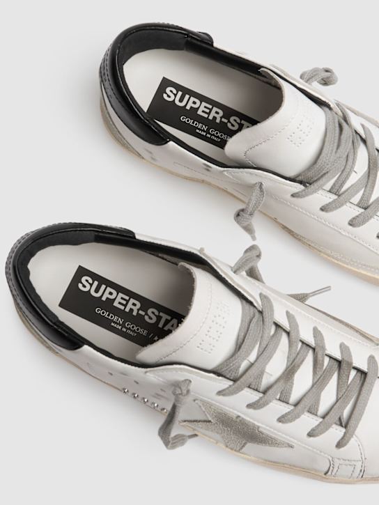 Golden Goose: Sneakers Super-Star in pelle e camoscio 20mm - Bianco/Nero - women_4 | Luisa Via Roma