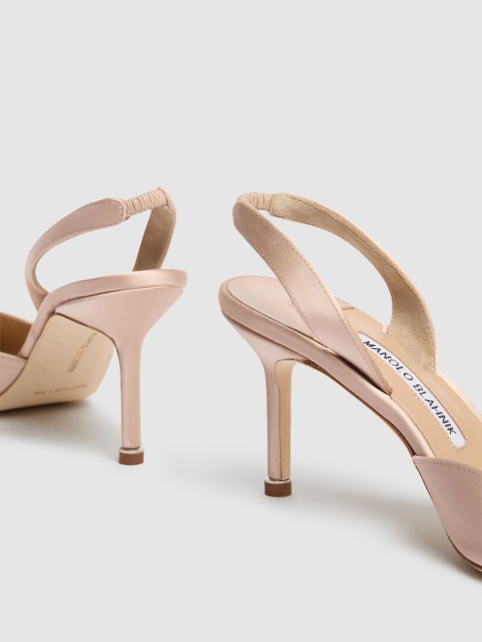 Manolo Blahnik: 70毫米Hangisli绸缎露跟高跟鞋 - 裸色 - women_4 | Luisa Via Roma