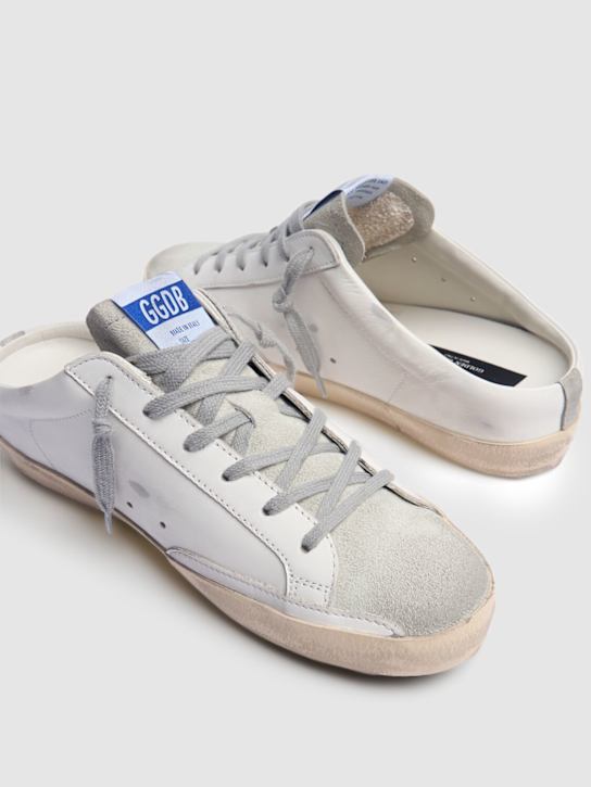 Golden Goose: 20毫米Super-Star皮革穆勒运动鞋 - 白色/白金色 - women_4 | Luisa Via Roma