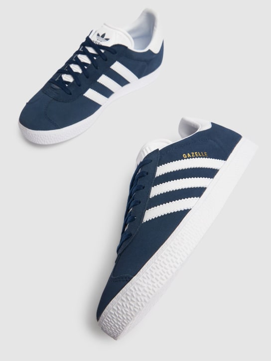 adidas Originals: Sneakers à lacets en daim Gazelle - Bleu Foncé - kids-girls_1 | Luisa Via Roma