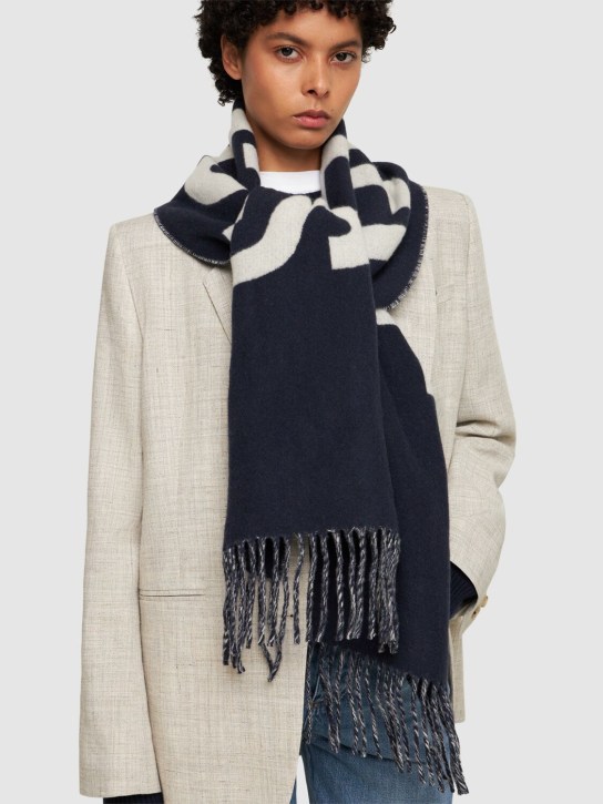 Jacquemus: L'Echarpe logo wool scarf - women_1 | Luisa Via Roma