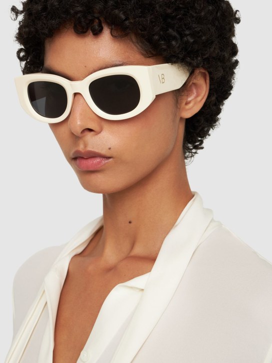 Victoria Beckham: VB Monogram acetate sunglasses - Fil dişi rengi - women_1 | Luisa Via Roma