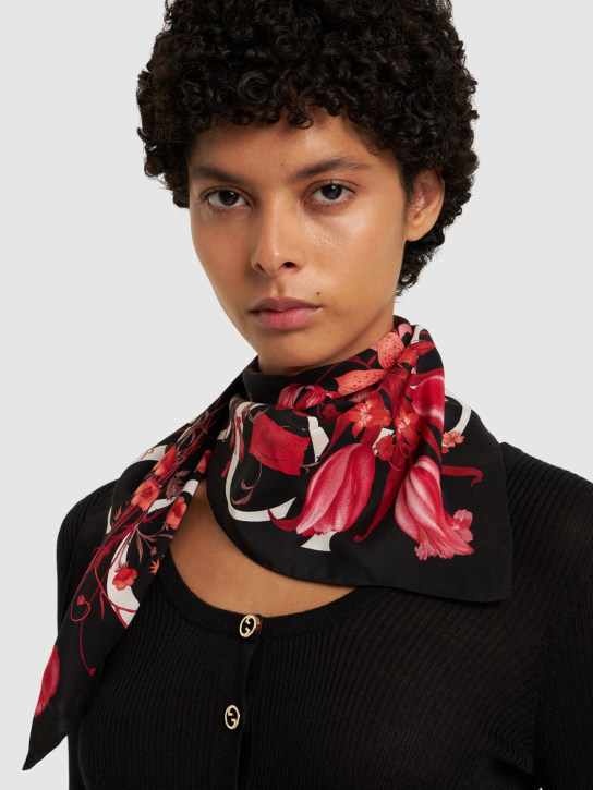 Gucci: Flora silk scarf - 블랙/멀티 - women_1 | Luisa Via Roma