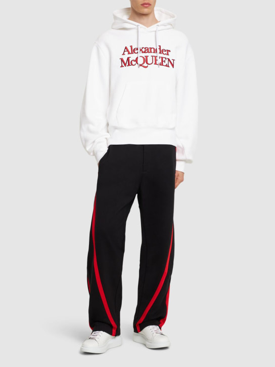 Alexander McQueen: Sweat-shirt en coton à capuche Kimono - Blanc Optique - men_1 | Luisa Via Roma