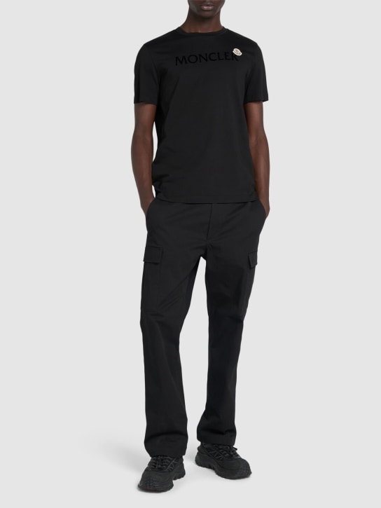 Moncler: 植绒logo棉质T恤 - 黑色 - men_1 | Luisa Via Roma