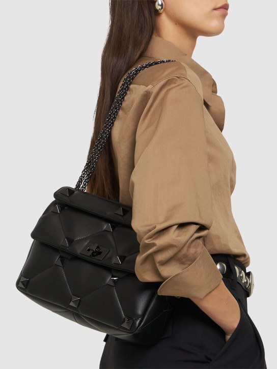 Valentino Garavani: Grand sac porté épaule en cuir clouté - Noir - women_1 | Luisa Via Roma