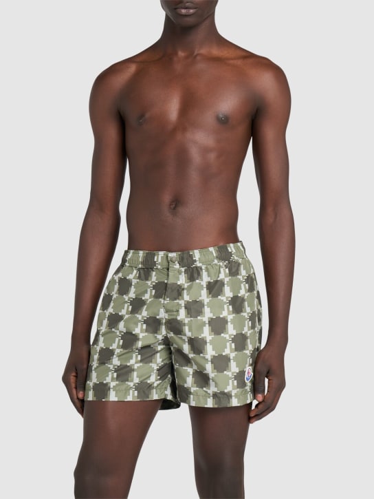 Moncler: Bañador shorts de techno estampado - Navy/Olive - men_1 | Luisa Via Roma