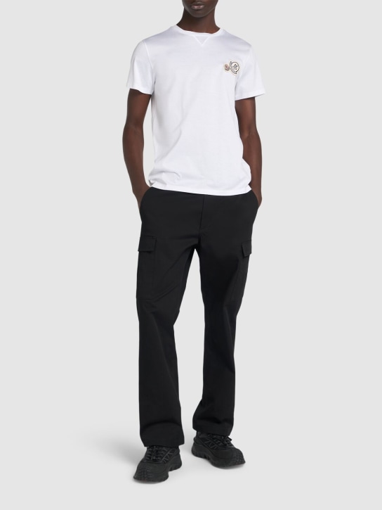 Moncler: T-shirt en coton à double logo - Blanc - men_1 | Luisa Via Roma