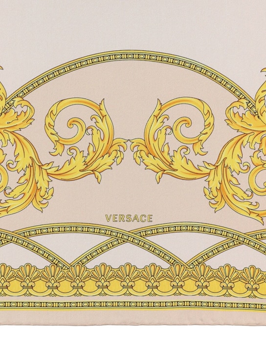 Versace: Schal aus Seidentwill mit Druck „La Coupe“ - Gold/Beige - women_1 | Luisa Via Roma