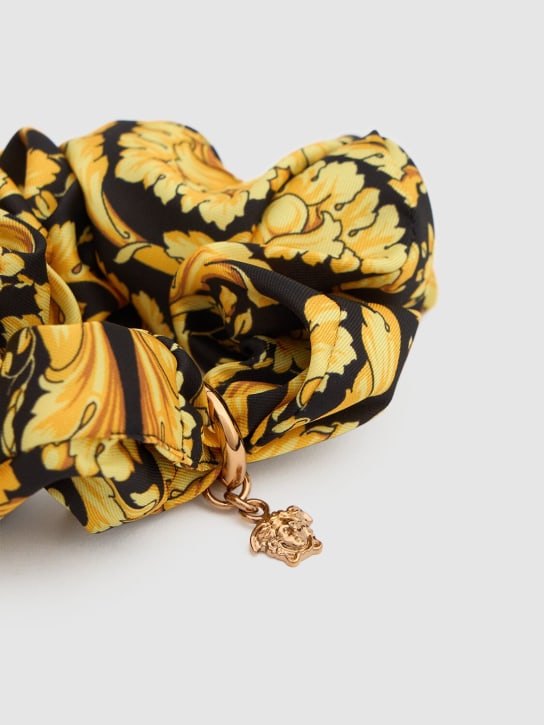 Versace: Baroque print scrunchie - Black/Barocco - women_1 | Luisa Via Roma