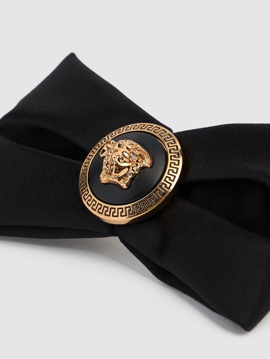 Versace: Große Haarspange aus Satin mit Logo - Schwarz/Gold - women_1 | Luisa Via Roma