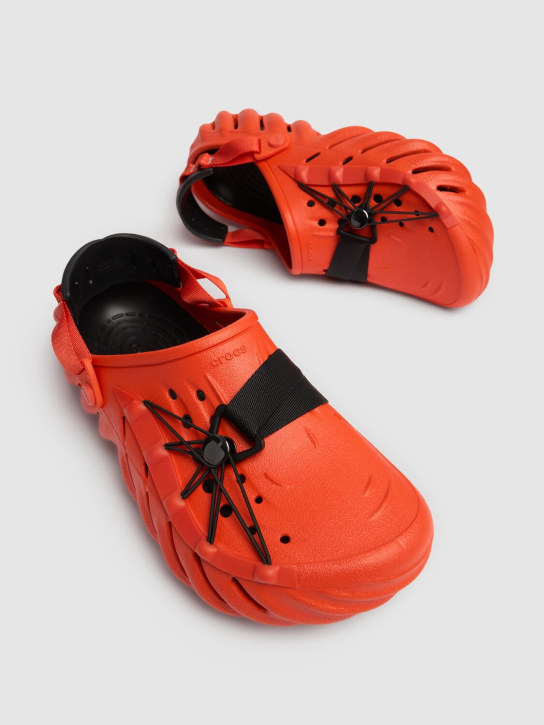 Crocs: Reflektierende Clogs mit Schnürsenkeln „Echo“ - Lava - men_1 | Luisa Via Roma