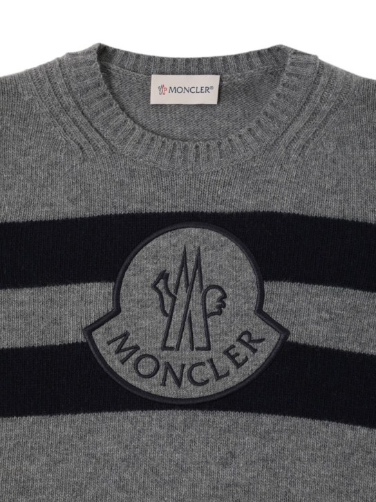 Moncler: Logo carded wool knit sweater - Grigio - kids-boys_1 | Luisa Via Roma