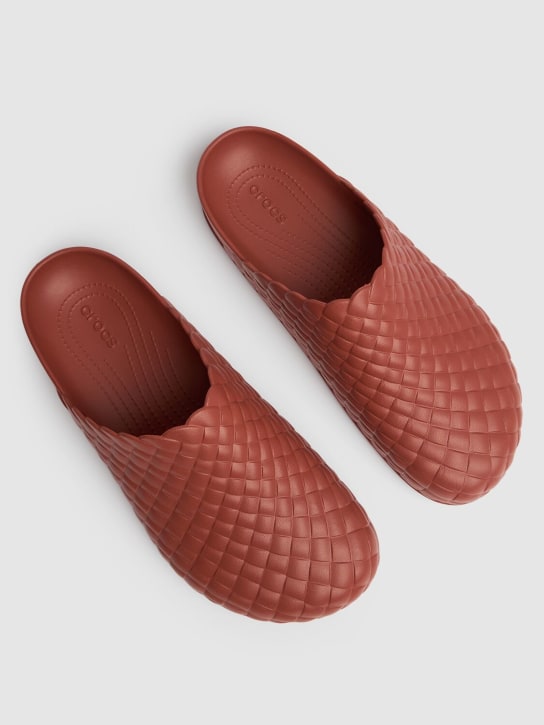 Crocs: Dylan Woven rubber clogs - 브라운 - men_1 | Luisa Via Roma
