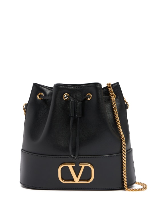 Valentino Garavani: V logo signature皮革水桶包 - 黑色 - women_0 | Luisa Via Roma