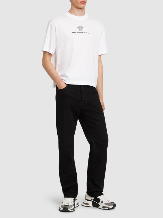 Versace: T-Shirt aus Baumwolljersey mit Druck - Weiß - men_1 | Luisa Via Roma