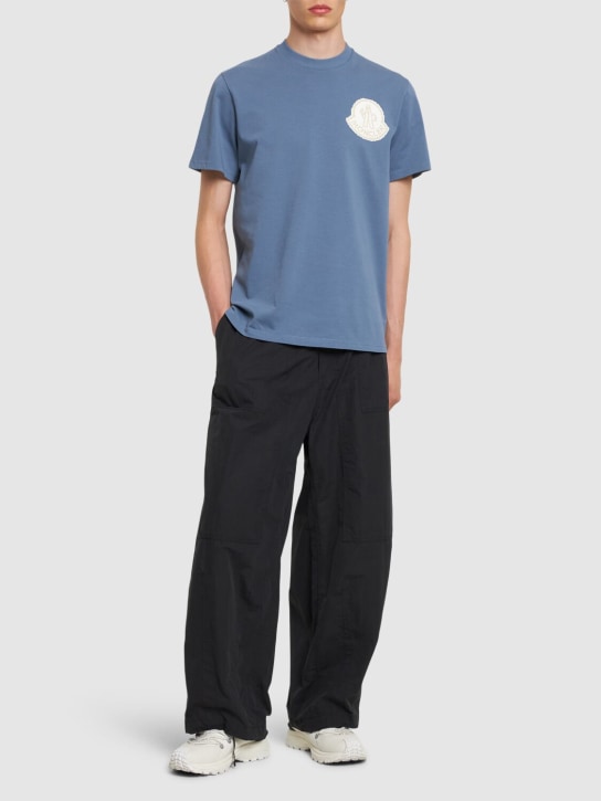 Moncler: T-Shirt aus Baumwolljersey mit Logo - Hellblau - men_1 | Luisa Via Roma