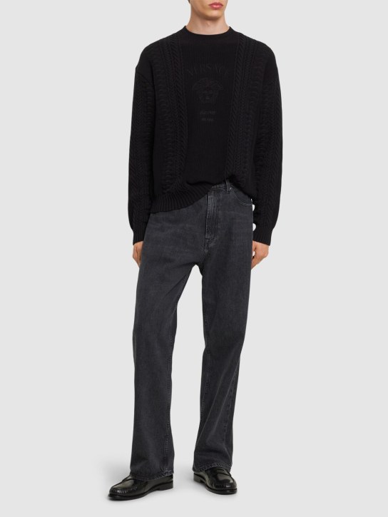 Versace: Suéter de punto de algodón con logo - Negro - men_1 | Luisa Via Roma