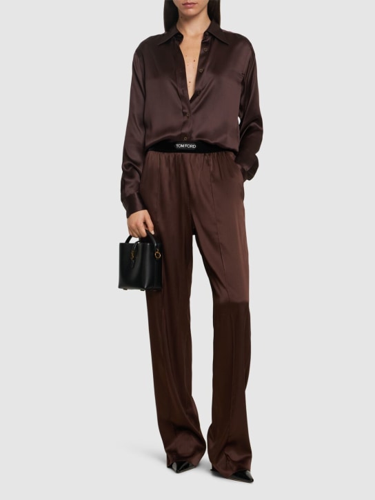 Tom Ford: Pantalones de pijama de satén de seda con logo - Café - women_1 | Luisa Via Roma