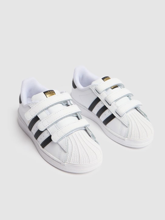 adidas Originals: Sneakers mit Riemen „Superstar“ - Weiß/Schwarz - kids-boys_1 | Luisa Via Roma