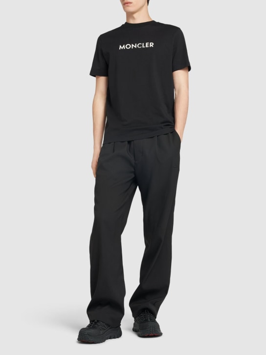 Moncler: T-Shirt aus Baumwolljersey mit Logo - Schwarz - men_1 | Luisa Via Roma