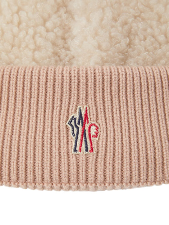 Moncler Grenoble: Cappello beanie in teddy con logo - kids-girls_1 | Luisa Via Roma