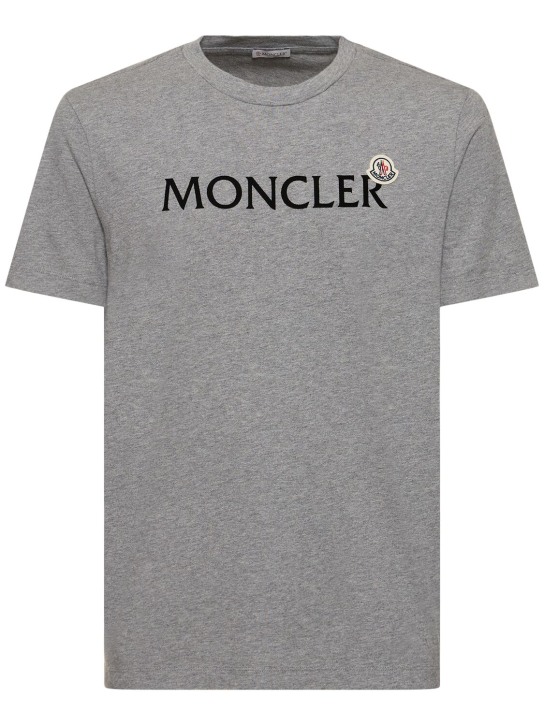 Moncler: T-shirt en coton à logo floqué - Gris Clair - men_0 | Luisa Via Roma