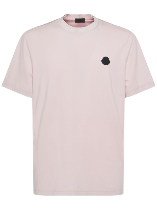 Moncler: T-shirt in cotone leggero con patch logo - Rosa Chiaro - men_0 | Luisa Via Roma