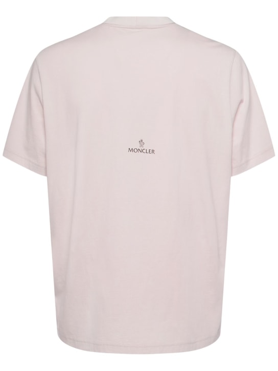 Moncler: T-shirt in cotone leggero con patch logo - Rosa Chiaro - men_1 | Luisa Via Roma