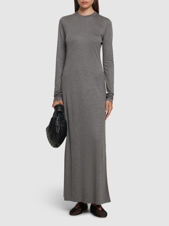 Toteme: 大廓型科技织物平纹针织长款连衣裙 - 灰色 - women_1 | Luisa Via Roma