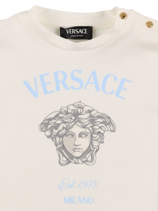 Versace: 印花棉质平纹针织T恤&裤子 - 白色/浅蓝色 - kids-boys_1 | Luisa Via Roma