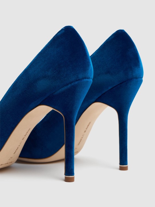Manolo Blahnik: 105毫米“HANGISI”装饰天鹅绒高跟鞋 - 蓝色 - women_4 | Luisa Via Roma