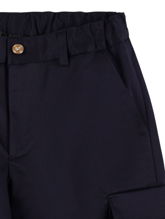 Versace: Pantalon cargo en gabardine de coton - Bleu Foncé - kids-boys_1 | Luisa Via Roma
