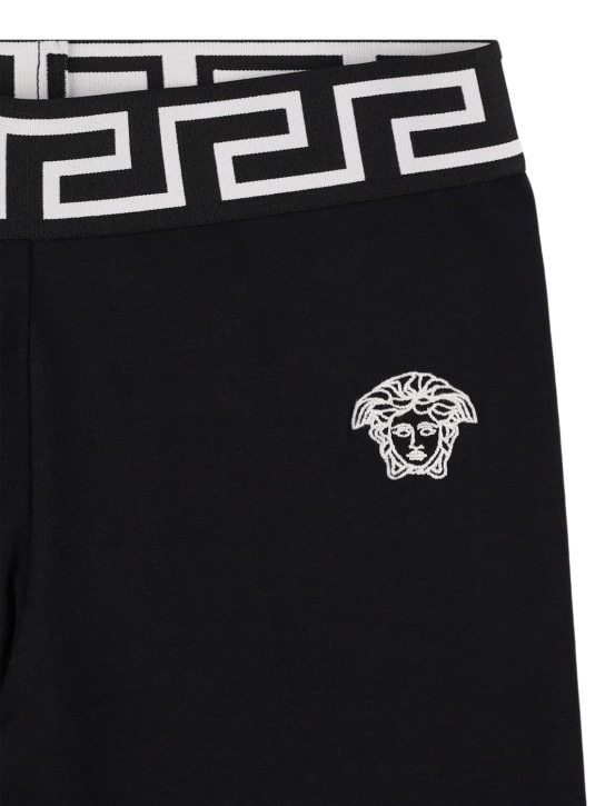 Versace: Legging en jersey de coton à logo - Noir - kids-girls_1 | Luisa Via Roma