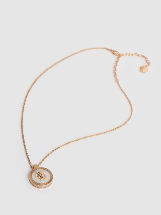 Versace: Collier en nacre à logo Medusa - women_1 | Luisa Via Roma