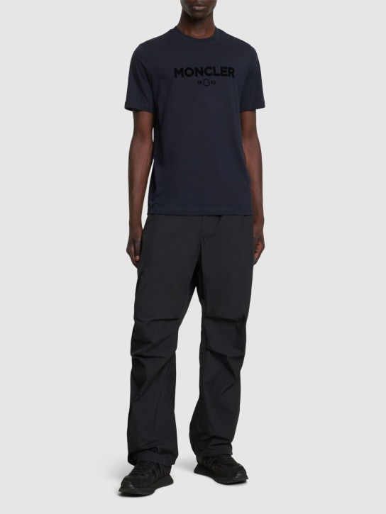 Moncler: T-shirt in cotone e cashmere - Blu - men_1 | Luisa Via Roma