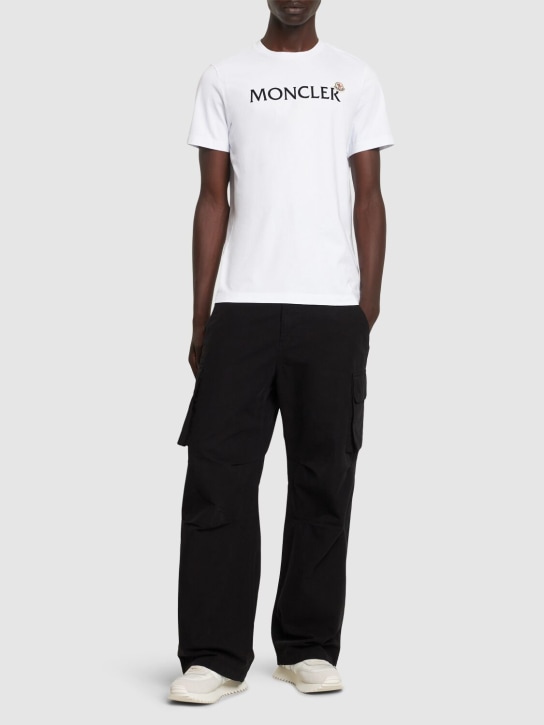 Moncler: T-shirt in cotone con logo floccato - Bianco - men_1 | Luisa Via Roma