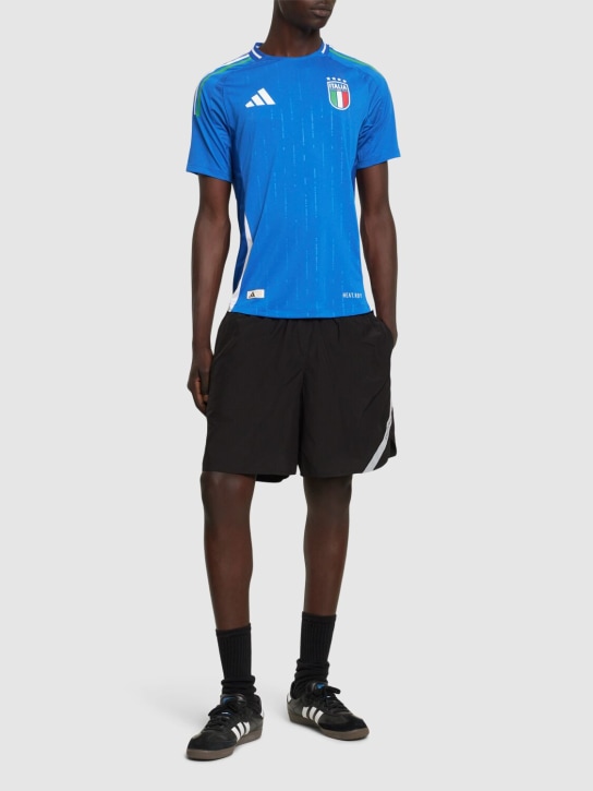adidas Originals: Camiseta de fútbol Italia Authentic - Azul - men_1 | Luisa Via Roma