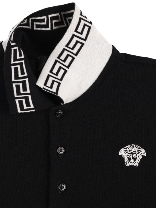 Versace: Polohemd aus Baumwollpiqué mit Stickerei - Schwarz - kids-boys_1 | Luisa Via Roma