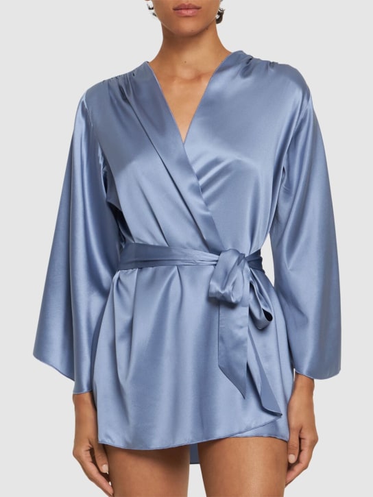 Fleur Du Mal: Robe de chambre en satin stretch à manches anges - Bleu - women_1 | Luisa Via Roma