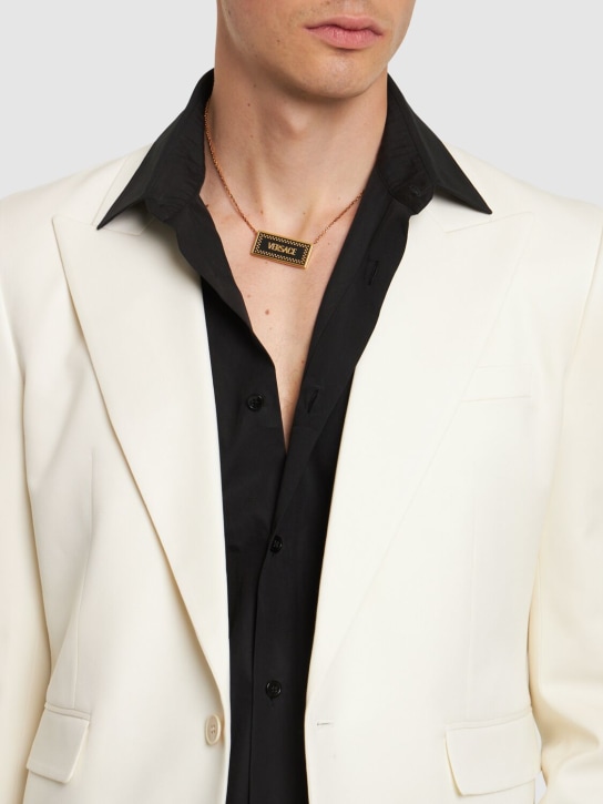 Versace: Collana in metallo smaltato con logo - Oro - men_1 | Luisa Via Roma