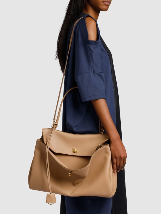 Balenciaga: Borsa a spalla grande Rodeo in pelle - Latte - women_1 | Luisa Via Roma