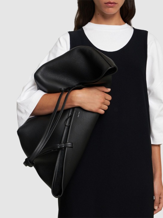 The Row: XL Park lux grain leather tote bag - Siyah - women_1 | Luisa Via Roma